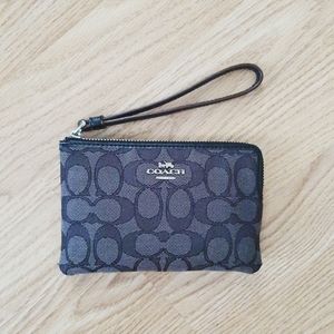 🌿 Charcoal Gray Coach Wristlet 🌿